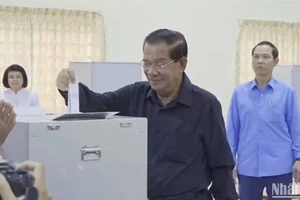 Chủ tịch Đảng Nhân dân Campuchia Samdech Techo Hun Sen bỏ phiếu tại tỉnh Kandal. (Ảnh: Nguyễn Hiệp)