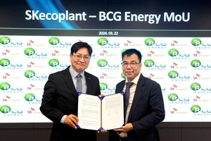 Ông Kim Jeong-hoon, Giám đốc điều hành Bộ phận Kinh doanh giải pháp nhà máy SK Ecoplant và ông Phạm Minh Tuấn, Phó Chủ tịch điều hành thứ 1 của Tập đoàn Bamboo Capital kiêm Tổng Giám đốc BCG Energy ký kết thỏa thuận hợp tác vào ngày 22/3 tại Seoul.