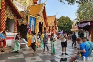 Du khách quốc tế thăm chùa Wat Phrathat, Doi Suthep tại tỉnh Chiang Mai, Thái Lan. (Ảnh: NAM ĐÔNG)
