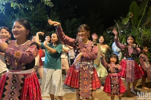 Khách du lịch trải nghiệm điệu múa đặc trưng của người Mông tại điểm du lịch thuộc xã Vân Hồ, huyện Vân Hồ, tỉnh Sơn La.