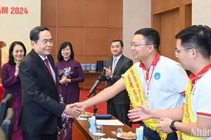 Chủ tịch Quốc hội Trần Thanh Mẫn với các đại biểu người hiến máu tình nguyện tiêu biểu toàn quốc.