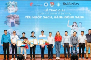 Ông Trương Văn Toàn, Giám đốc Pháp lý và Đối ngoại khu vực Đông Nam Á của AB InBev Việt Nam cùng Ban Tổ chức, khách mời và thí sinh đạt giải chụp hình lưu niệm.