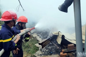Lực lượng chức năng triển khai chữa cháy.