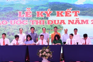 Đại diện lãnh đạo Quỹ Bảo vệ và phát triển rừng các tỉnh Sơn La, Lào Cai, Điện Biên, Lai Châu, Yên Bái, Hòa Bình, Hà Giang ký cam kết thực hiện tốt chính sách dịch vụ môi trường rừng.