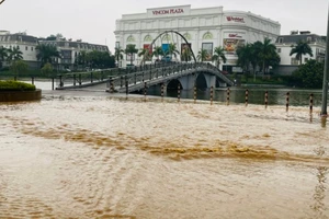 Sau bão Yagi, nước sông Hồng tràn vào cô lập khu vực phường Nguyễn Thái Học, thành phố Yên Bái. (Ảnh: THANH SƠN)