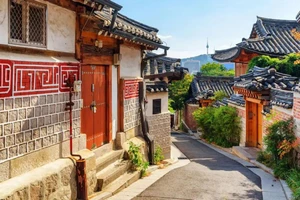 Với kiến ​​trúc cổ kính, làng Bukchon được là ngôi làng cổ đẹp nhất Seoul hiện nay. (Ảnh: Traveloka)