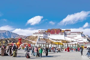 Cung điện Potala (Bố Đạt La), công trình biểu tượng của Tây Tạng, nơi được mệnh danh là “hòn ngọc của cao nguyên”. (Ảnh: HỮU HƯNG)