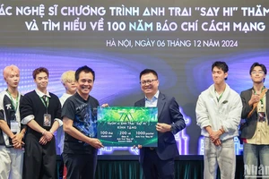 Đại diện DatVietVAC và chương trình “Anh trai say hi” trao tặng vé mời xem concert “Anh trai say hi” ngày 9/12, poster “Anh trai say hi”, thẻ VieON và giao lưu với các bạn đọc trẻ Báo Nhân Dân.