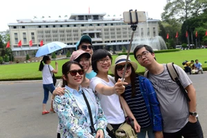 Một nhóm bạn trẻ đến từ Hà Nội đã chọn Dinh Độc Lập làm điểm tham quan dịp nghỉ lễ 30/4. 