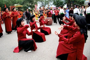 Trao truyền tinh hoa nghệ thuật hát Xoan tới thế hệ sau, tại tỉnh Phú Thọ. Ảnh: Nguyễn Văn Mười