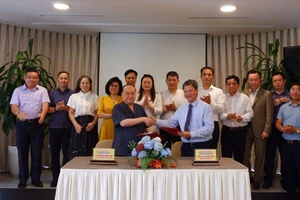 Lễ ký kết bản thỏa thuận hợp tác giữa Hiệp hội Doanh nghiệp thành phố Hà Nội (HBA), Hiệp hội Phát triển hàng tiêu dùng Việt Nam (VACOD, và Học viện Khoa học, Công nghệ và Đổi mới sáng tạo (VISTI). Nguồn: HBA