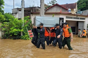 Bộ Chỉ huy Quân sự tỉnh Sơn La và các lực lượng cứu hộ cứu nạn huy động gần 400 cán bộ chiến sỹ hỗ trợ nhân dân di dời người, sơ tán tài sản, khắc phục hậu quả do mưa lũ gây ra tại thành phố Sơn La chiều 24/7/2024. Nguồn ảnh: Báo TN&MT.