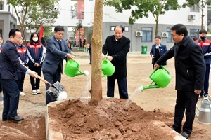 Đại diện lãnh đạo ngành Giáo dục Hà Nội và các cơ quan trồng cây tại lễ phát động.