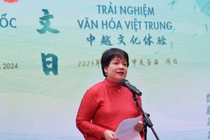 Nhà giáo Trần Thùy Dương, Hiệu trưởng Trường trung học phổ thông chuyên Hà Nội - Amsterdam phát biểu ý kiến tại buổi giao lưu.