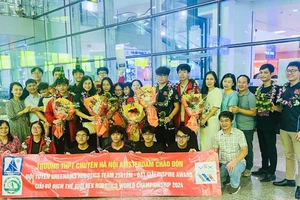 Đội tuyển GreenAms Robotics Team, Trường THPT chuyên Hà Nội-Amsterdam trở về với sự chào đón nồng nhiệt của thầy, cô giáo, học sinh và gia đình tại Sân bay Nội Bài.