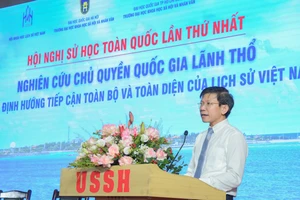 Giáo sư, Tiến sĩ Hoàng Anh Tuấn, Hiệu trưởng Trường đại học Khoa học xã hội và Nhân văn (Đại học Quốc gia Hà Nội) phát biểu ý kiến.