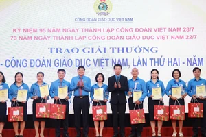 Các nhà giáo vinh dự nhận giải thưởng 22/7-Công đoàn Giáo dục Việt Nam.