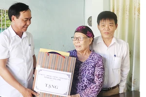 Đồng chí Võ Văn Hưng thăm, tặng quà thương binh Lê Thị Ánh.