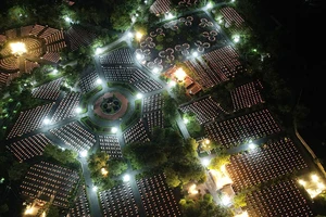 Nghĩa trang Liệt sĩ quốc gia Đường 9 lung linh trong ánh nến tri ân tối 26/7.