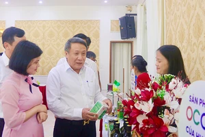 Phó Chủ tịch Thường trực Ủy ban nhân dân tỉnh Quảng Trị Hà Sỹ Đồng thăm các gian hàng trưng bày, quảng bá sản phẩm OCOP vừa được công nhận.