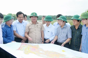 Phó Bí thư Tỉnh ủy, Chủ tịch Ủy ban nhân dân tỉnh Quảng Trị Võ Văn Hưng kiểm tra thực tế khu vực dự kiến khởi công xây dựng Dự án Cảng hàng không Quảng Trị giai đoạn 1 tại xã Gio Quang.