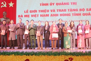 Trao tặng bộ sách “Bà mẹ Việt Nam Anh hùng tỉnh Quảng Trị” cho đại diện thân nhân Bà mẹ Việt Nam Anh hùng tỉnh Quảng Trị. 