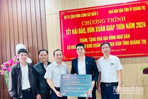 Phó Giám đốc BIDV Chi nhánh Quảng Trị Đỗ Anh Dũng trao bảng tượng trưng tặng quà cho huyện Đảo Cồn Cỏ.