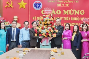 Phó Bí thư Thường trực Tỉnh ủy, Chủ tịch HĐND tỉnh Quảng Trị Nguyễn Đăng Quang thăm, tặng hoa chúc mừng Sở Y tế.