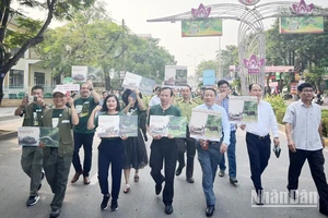 Lãnh đạo tỉnh Quảng Trị và các tổ chức bảo vệ động vật hoang dã tuần hành trên đường phố Đông Hà kêu gọi mọi người ứng xử văn minh với động vật hoang dã.