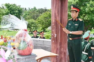 Đại tướng, Bộ trưởng Quốc phòng Phan Văn Giang kính dâng hương tri ân các Anh hùng liệt sĩ tại Di tích quốc gia đặc biệt Thành Cổ Quảng Trị.