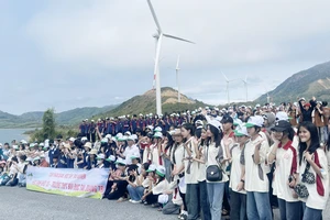Đoàn học sinh Trường trung học phổ thông Bùi Dục Tài trải nghiệm nhà máy điện gió Hướng Linh. 