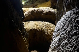 Đường đi trong hang động Vân Tiên mờ ảo.