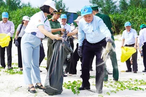 Phó Chủ tịch Thường trực Ủy ban nhân dân tỉnh Quảng Trị Hà Sỹ Đồng cùng các đại biểu và người dân địa phương tham gia vệ sinh, dọn sạch rác tại xã Vĩnh Thái, huyện Vĩnh Linh.
