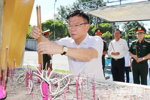 Phó Thủ tướng Lê Thành Long và lãnh đạo tỉnh Quảng Trị dâng hương tại Nghĩa trang Liệt sĩ quốc gia Đường 9.