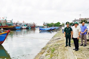 Phó Chủ tịch Thường trực UBND tỉnh Hà Sỹ Đồng kiểm tra công tác ứng phó thiên tai tại khu neo đậu tránh trú bão Nam Cửa Việt.