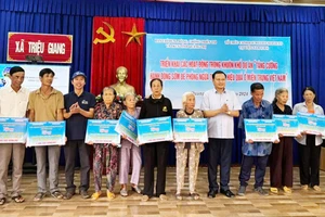 Lãnh đạo Văn phòng Ban Chỉ huy Phòng, chống thiên tai và Tìm kiếm cứu nạn tỉnh Quảng Trị cùng dự án trao tiền mặt cho người dân xã Triệu Giang, huyện Triệu Phong.