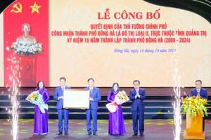 Bộ trưởng Xây dựng Nguyễn Thanh Nghị trao Quyết định của Thủ tướng Chính phủ công nhận đô thị loại II cho thành phố Đông Hà.