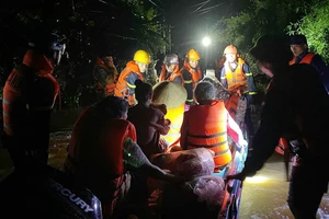 Trong đêm, Công an Quảng Trị kịp thời đưa người dân đến nơi an toàn trong mưa lũ. 