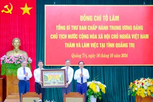 Tổng Bí thư, Chủ tịch nước Tô Lâm tặng quà cho tỉnh Quảng Trị ngày 16/10/2024