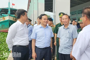 Phó Thủ tướng Trần Lưu Quang thị sát tại Cảng cá Tắc Cậu, huyện Châu Thành, tỉnh Kiên Giang. 