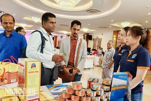 Các doanh nghiệp Ấn Độ tham quan một số sản phẩm đặc trưng của Kiên Giang. 