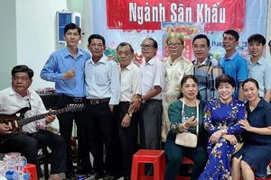 Câu lạc bộ Đờn ca tài tử thành phố Rạch Giá, tỉnh Kiên Giang tổ chức giỗ tổ kỷ niệm Ngày Sân khấu Việt Nam.