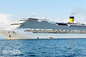 Tàu Costa Serena khởi hành từ Thái Lan đưa 1.083 du khách đến tham quan thành phố Phú Quốc.