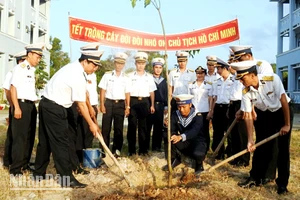 Cán bộ, chiến sĩ Trung đoàn 551, Vùng 5 Hải quân hưởng ứng “Tết trồng cây đời đời nhớ ơn Bác Hồ”.