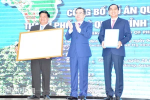 Thừa ủy quyền của Thủ tướng Chính phủ, đồng chí Nguyễn Thanh Nghị, Ủy viên Trung ương Đảng, Bộ trưởng Xây dựng trao quyết định công bố Đồ án quy hoạch chung thành phố Phú Quốc đến năm 2040.