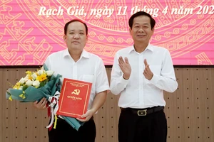 Bí thư Tỉnh ủy Kiên Giang Đỗ Thanh Bình trao quyết định, tặng hoa chúc mừng đồng chí Nguyễn Thanh Phong.