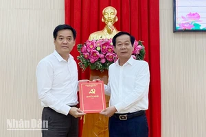Bí thư Tỉnh ủy Kiên Giang Đỗ Thanh Bình (bên phải) trao quyết định cho ông Lê Quốc Anh.