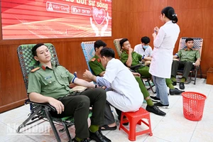 Cán bộ, chiến sĩ Công an tỉnh Kiên Giang tham gia hiến máu.