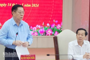 Đồng chí Nguyễn Trọng Nghĩa phát biểu tại buổi làm việc với Ban Thường vụ Tỉnh ủy Kiên Giang. 