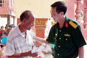 Lãnh đạo Bộ Chỉ huy quân sự tỉnh Kiên Giang thăm hỏi người dân Campuchia sau khi được khám, cấp thuốc miễn phí.